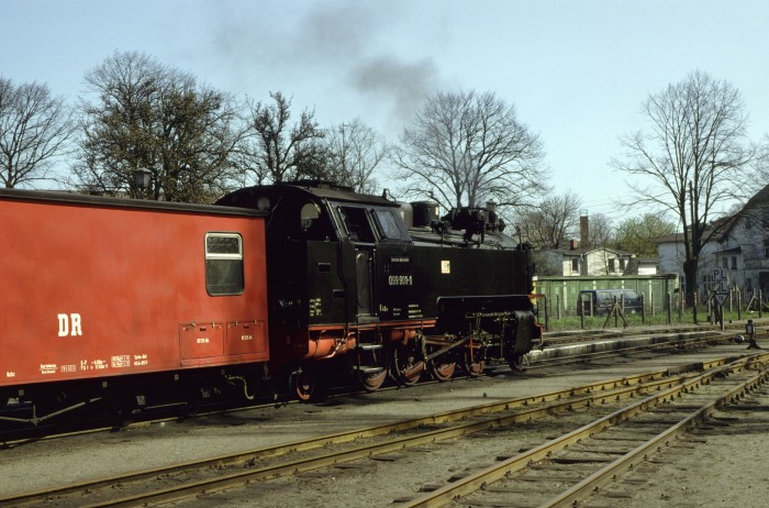 099&nbsp;901 (99&nbsp;321) vor dem P&nbsp;14143 im Bf Kühlungsborn&nbsp;West, um 11:40h am 20.04.1992.