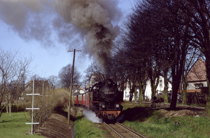 099&nbsp;901 (99&nbsp;321) mit P&nbsp;14143 nun hinter der Kurve an der Ausfahrt von Kühlungsborn&nbsp;West, um 12:00h am 20.04.1992