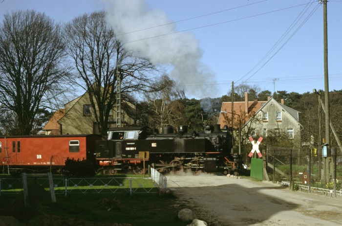 Noch mal 099&nbsp;901 (99&nbsp;321), nun aber nachmittags mit dem P&nbsp;14151 hinter Kühlungsborn&nbsp;West, um 16:54h am 20.04.1992