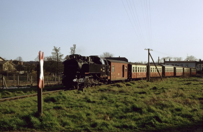 099&nbsp;902 (99&nbsp;323) vor dem P&nbsp;14153 an der westlichen Einfahrt (von Kühlungsborn&nbsp;West kommend) vor Kühlungsborn&nbsp;Ost, um 18:25h am 20.04.1992
