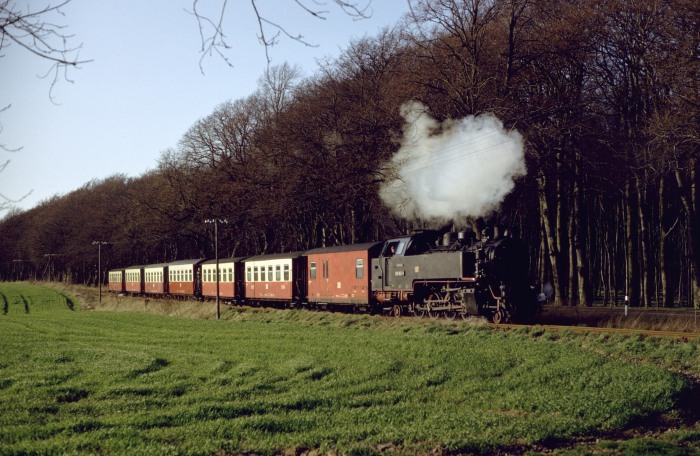 099&nbsp;902 (99&nbsp;322) mit P&nbsp;14153 an der Allee zwischen Heiligendamm und Bad&nbsp;Doberan, um 18:44h am 20.04.1992