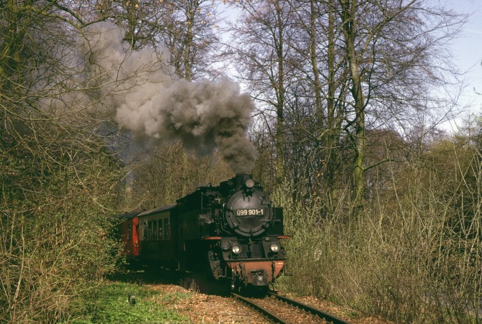 099&nbsp;901 (99&nbsp;321) mit P&nbsp;14141 an der Ausfahrt von Heiligendamm Richtung Bad&nbsp;Doberan, um 10:52h am 21.04.1992