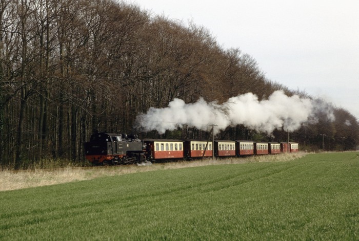 099&nbsp;901&nbsp;Tv (99&nbsp;321) mit P&nbsp;14142 Richtung Kühlungsborn&nbsp;West, am Waldrand zwischen Heiligendamm und Steilküste, um 12:32h am 21.04.1992