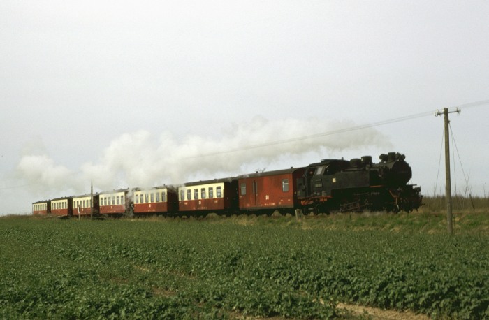 099&nbsp;901 (99&nbsp;321) mit P&nbsp;14145 Richtung Bad&nbsp;Doberan, hinterm Haltepunkt Steilküste, an dem - leider - nur selten angehalten wird, um 13:37h am 21.04.1992