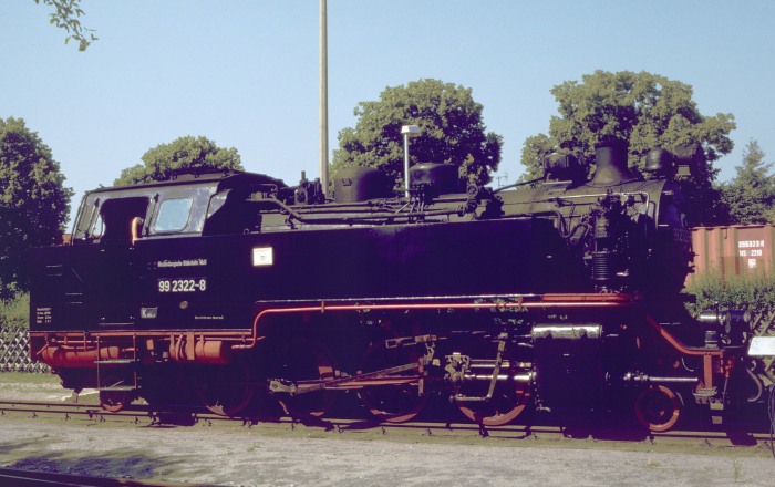 99&nbsp;2322 ist nun wieder 99&nbsp;322, hier zu sehen beim Umsetzen in Kühlungsborn&nbsp;West, am heftig heißen Sommertag 15.08.2001