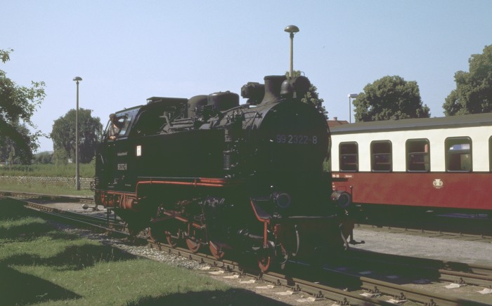 99&nbsp;2322 ist nun wieder 99&nbsp;322, hier zu sehen beim Umsetzen in Kühlungsborn&nbsp;West, am heftig heißen Sommertag 15.08.2001