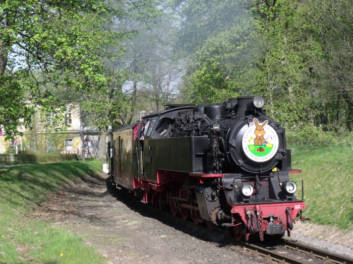 99&nbsp;2323 mit Zug aus Kühlungsborn, einfahrend in Bad&nbsp;Doberan, um 10:19h am 22.04.2011