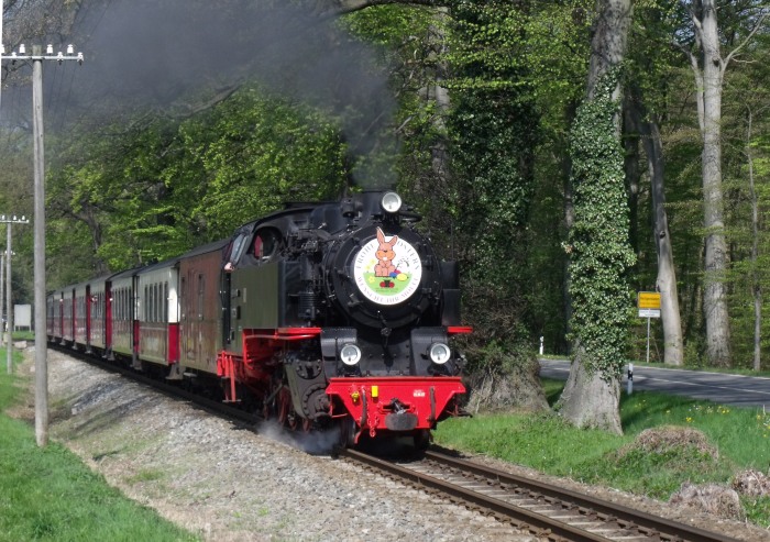99&nbsp;2322 mit Zug aus Kühlungsborn, hinter Heiligendamm Richtung Bad&nbsp;Doberan, um 11:02h am 22.04.2011