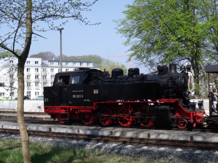 99&nbsp;2322&nbsp;Tv vor Zug nach Kühlungsborn wartet in Heiligendamm auf den Gegenzug, um 12:00h am 22.04.2011