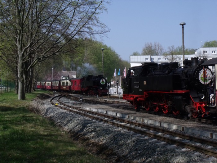 99&nbsp;2322&nbsp;Tv vor Zug nach Kühlungsborn wartet in Heiligendamm auf den Gegenzug, der von 99&nbsp;2323 geführt wird, 12:00h am 22.04.2011