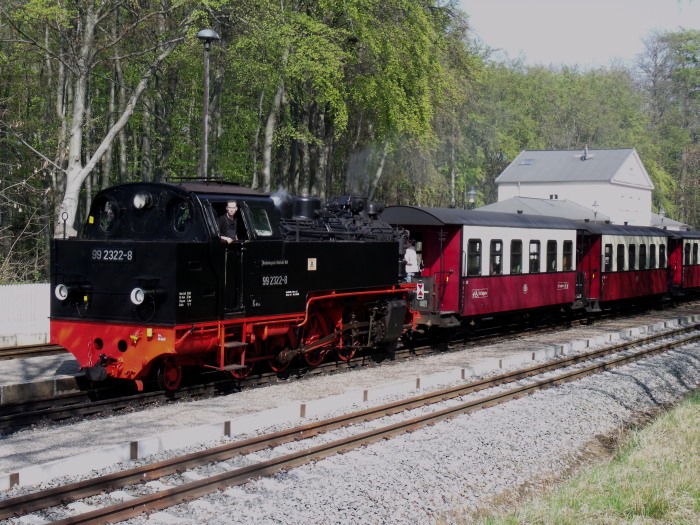 99&nbsp;2322&nbsp;Tv vor Zug nach Kühlungsborn, Halt in Heiligendamm, um 15:58h am 22.04.2011