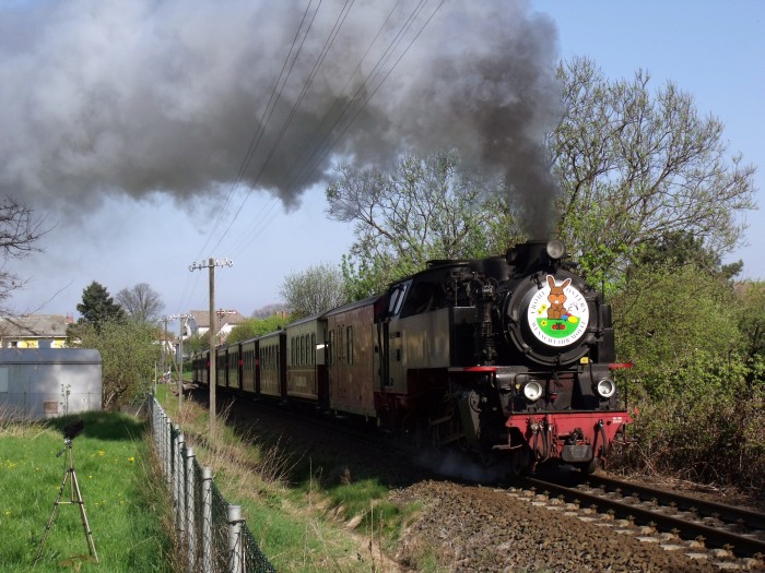 99&nbsp;2323 mit Zug nach Bad&nbsp;Doberan, hinter Ausfahrt Kühlungsborn&nbsp;West, um 9:40h am 24.04.2011