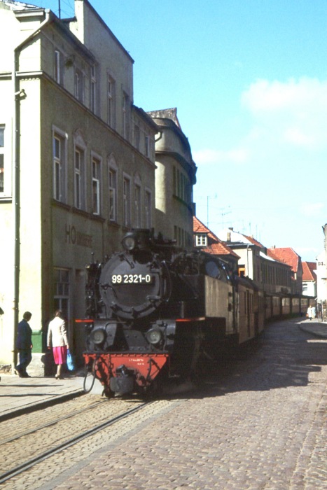 99&nbsp;2321 mit Zug aus Kühlungsborn in der Stadtdurchfahrt von Bad&nbsp;Doberan, im September 1978