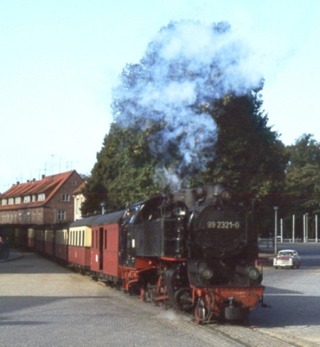 99&nbsp;2321 mit Zug aus Kühlungsborn in der Stadtdurchfahrt von Bad&nbsp;Doberan, im September 1978