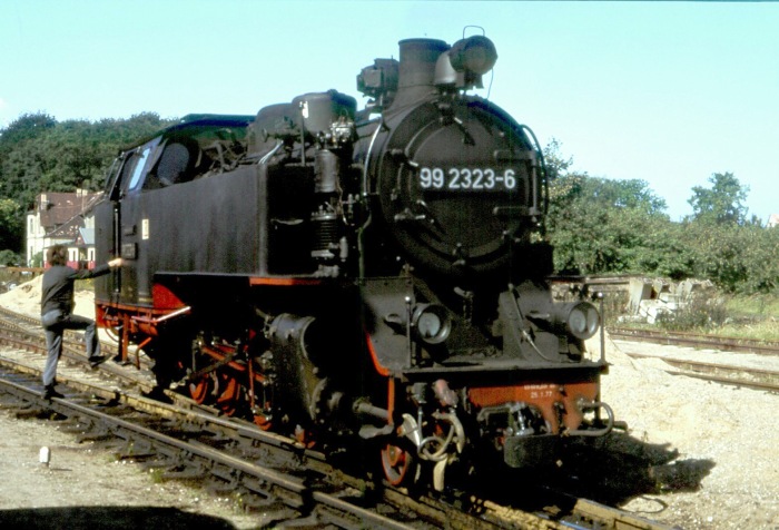 99&nbsp;2323 Umsetzen am hinteren Ende vom Bahnhof Bad&nbsp;Doberan, im September 1978