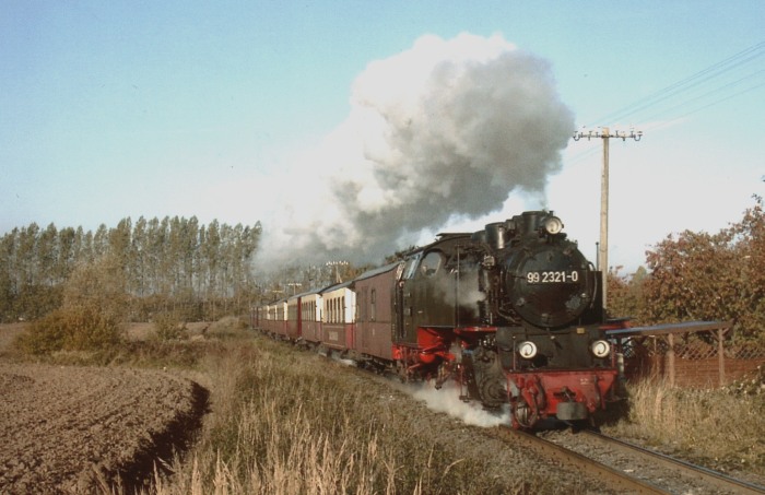 99&nbsp;2321 mit Zug Richtung Bad&nbsp;Doberan, hinter Kühlungsborn&nbsp;Ost fotografiert, vermutlich um 2001