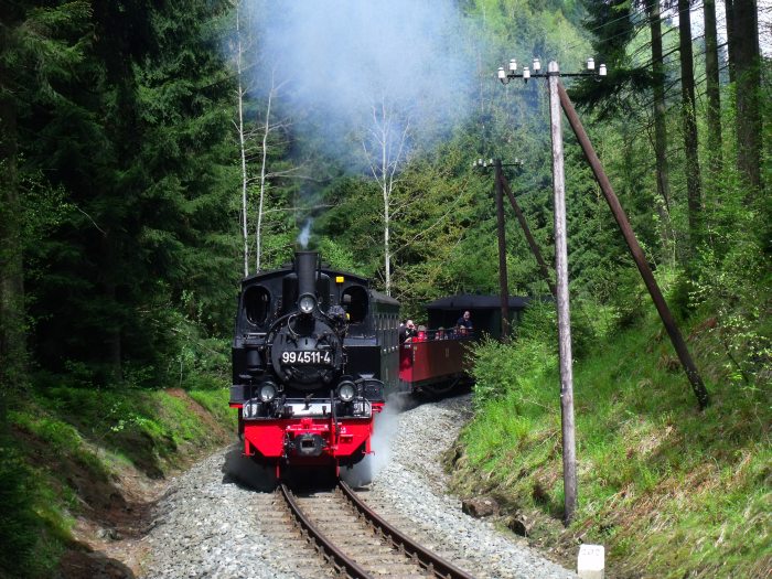 99&nbsp;4511 mit Zug Nr.51 in der Kurve im Schwarzwassertal zwischen Schmalzgrube und Schlössel bei Strecken -Kilometer&nbsp;20,2, um 15:01h am 18.05.2013