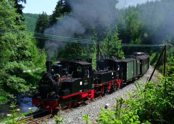 99&nbsp;4511 + 99&nbsp;1542 mit Zug&nbsp;11 in der großen Kurve am Schwarzwasser-Fluß, vor dem Haltepunkt Loreleifelsen, um 11:33h am 08.06.2014