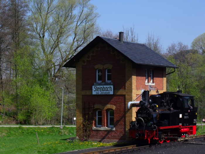 99&nbsp;4511 neben Wasserkran und dem weithin bekannten und berühmten Wasserturm-Gebäude, um 10:50h am 30.04.2017