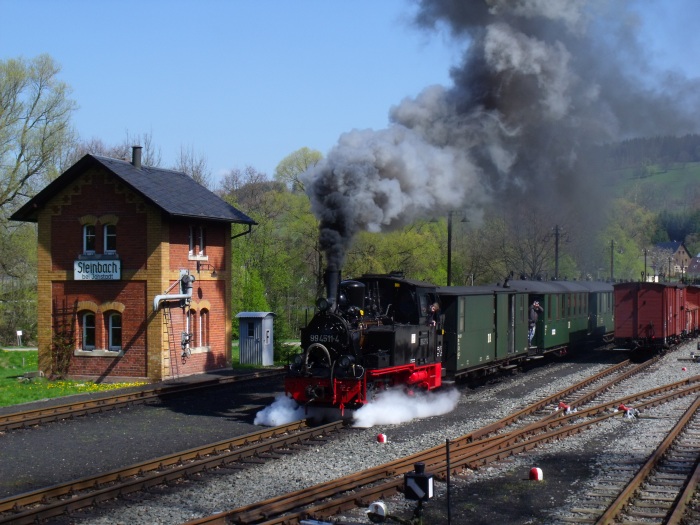 99&nbsp;4511 mit Zug Nr.11 nach Jöhstadt, Ausfahrt Steinbach - unverkennbar -, um 11:02h am 30.04.2017