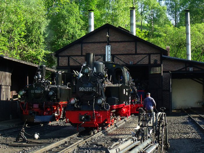 Noch mal 99&nbsp;4511 neben 99&nbsp;1568 vorm Lokschuppen in Jöhstadt um 8:03h am 26.05.2012