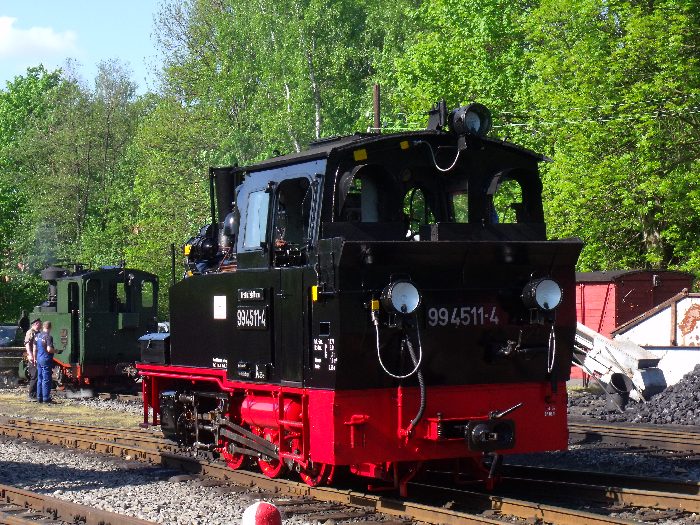 Im Vordergrund die 99&nbsp;4511, weiter dahinter laufen auch schon an Lok No.54 (sächsische&nbsp;IK) umfangreiche Vorbereitungen, 8:50h am 26.05.2012