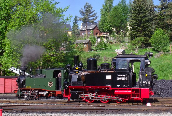 Noch einmal die 99&nbsp;4511 vor der No.54 nahe dem Bekohlungsplatz im Bw Jöhstadt, um 9:15h am 26.05.2012