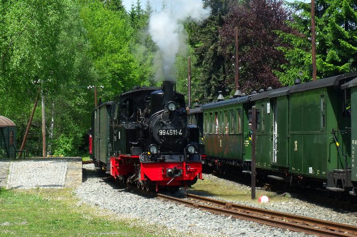 99&nbsp;4511 vor Zug&nbsp;49 wartet auf Abfahrt, im Bahnhof Schlössel, um 14:05h am 26.05.2012