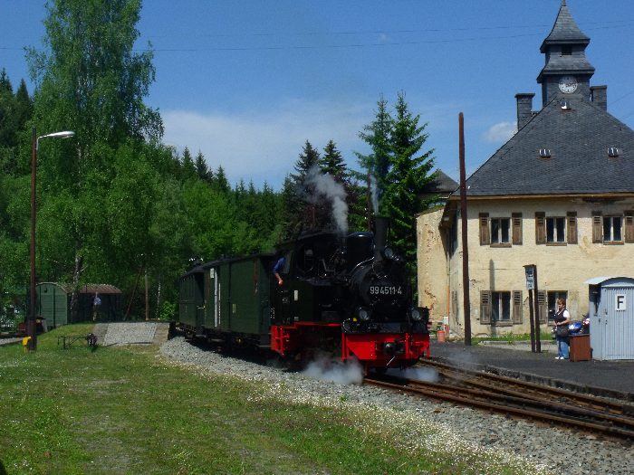 99&nbsp;4511 mit Zug&nbsp;49 unverkennbar Ausfahrt Schlössel, um 14:12h am 26.05.2012
