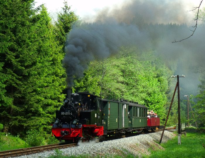 99&nbsp;4511 mit Zug&nbsp;43 hinter der Schwarzwasserbrücke und dem Loreleifelsen vor Einfahrt Schlössel, um 11:05h am 27.05.2012