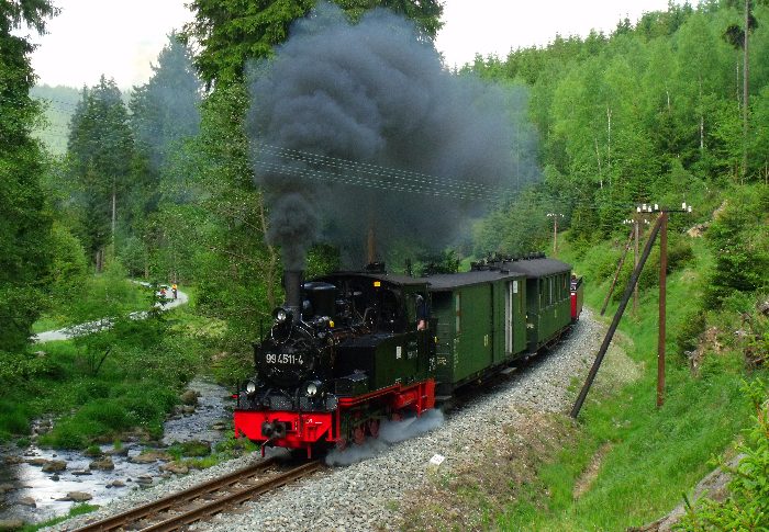 99&nbsp;4511 mit Zug Nr.53 im Tal neben dem Fluß Schwarzwasser, kurz vor dem Wanderweg- Bahnübergang bei km&nbsp;21,0, um 16:01h am 28.05.2012