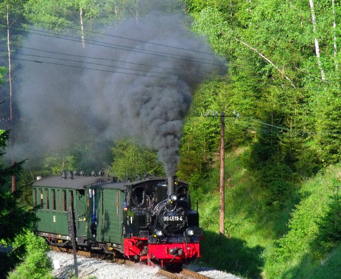99&nbsp;4511 mit ziemlich kurz geratenem Zug Nr.57 im Tal neben dem Fluß Schwarzwasser, kurz vor dem Wanderweg- Bahnübergang bei km&nbsp;21,0, um 18:03h am 28.05.2012
