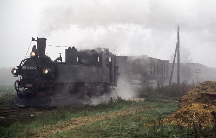 99&nbsp;1562 mit Güterzug bei Schweta, am 13.10.1976
