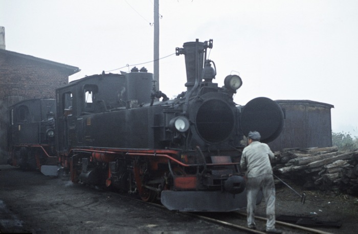 Bei 99&nbsp;1584 werden wie üblich die Asche aus der Rauchkammer geholt und die Rohre per Eisenstange gereinigt, Bw Mügeln am 13.10.1976
