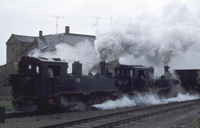 99&nbsp;1562&nbsp;Tv + 99&nbsp;1542&nbsp;Tv mit schwerem Güterzug Einfahrt Oschatz, am 15.03.1977