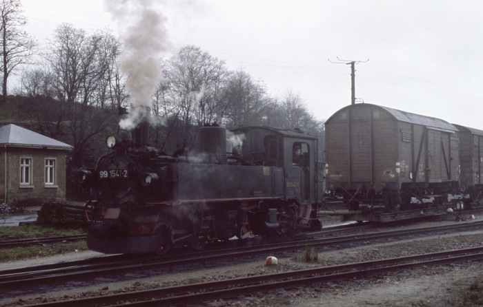 99&nbsp;1542 mit Güterzug nach Mügeln ausfahrend aus dem Bahnhof Oschatz, morgens am 15.03.1977