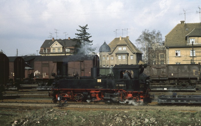 99&nbsp;1608 rangiert etwa um die Mittagszeit in Mügeln, am 15.03.1977