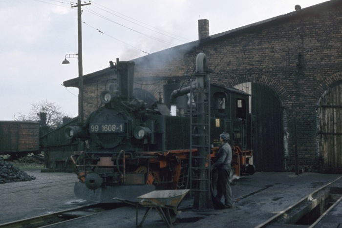 99&nbsp;1608 erhält Wasser, Bw Mügeln um 12:00h am 15.03.1977