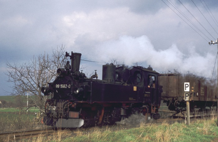 99&nbsp;1562 mit Güterzug aus Oschatz an der Einfahrt von Mügeln, um ca. 13:00h am 15.03.1977