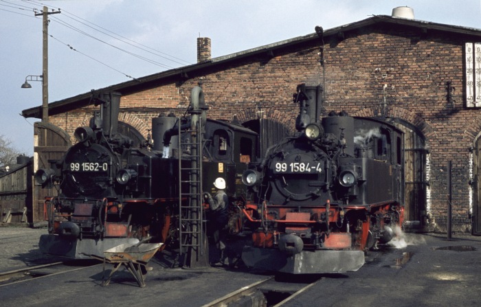 99&nbsp;1562 neben 99&nbsp;1584 im Bw Mügeln, am 15.03.1977