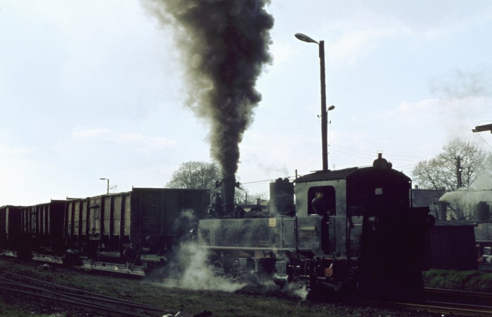 99&nbsp;1562&nbsp;Tv mit Güterzug ->Oschatz Ausfahrt Mügeln, am 15.03.1977