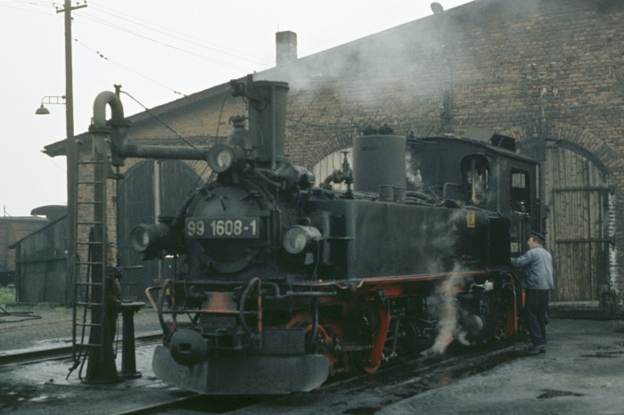 99&nbsp;1608 erhält Wasser im Bw Mügeln, am 25.10.1977