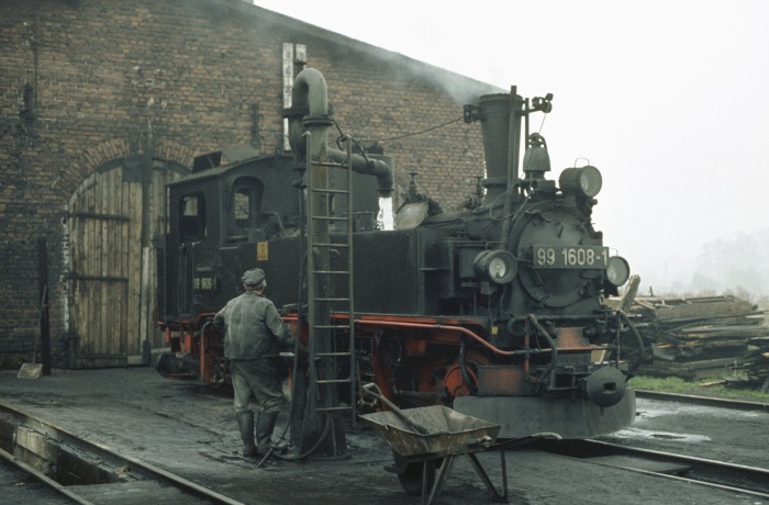 99&nbsp;1608 erhält Wasser im Bw Mügeln, am 25.10.1977