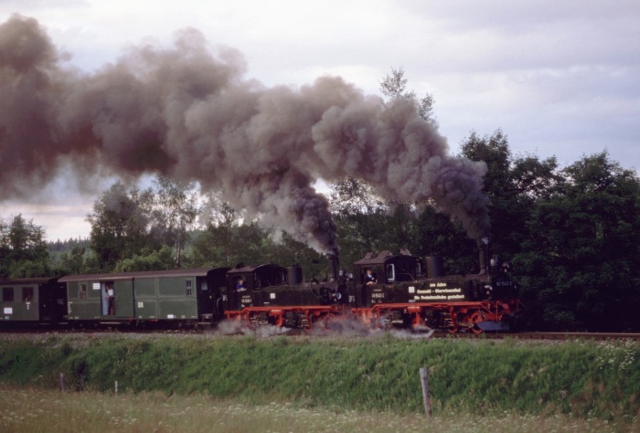 99&nbsp;1542 + 99&nbsp;1608 mit Zug nach Oberwiesenthal hinter Kretscham-Rothensehma, am 12.07.1997