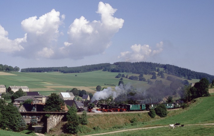 99&nbsp;1542 + 99&nbsp;1608 mit Zug nach Oberwiesenthal bei Neudorf, am 13.07.1997