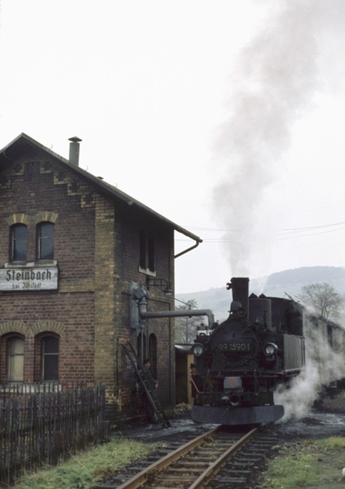 99&nbsp;1590 vor P&nbsp;14287 am Wasserturm von Steinbach, am 28.10.1977