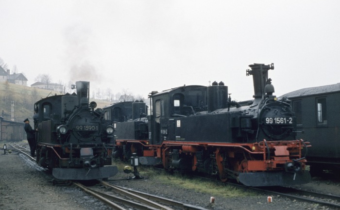 99&nbsp;1590 neben 99&nbsp;1561 in Jöhstadt, am 28.10.1977