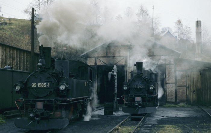 99&nbsp;1585 neben 99&nbsp;1590 im Bw Jöhstadt, am 28.10.1977