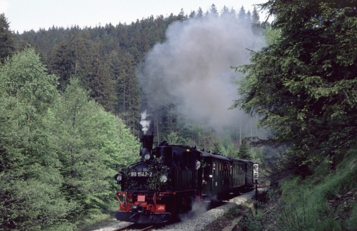 99&nbsp;1542 mit Personenzug im Tal zwischen Schmalzgrube und Schlössel, am 03.06.1995