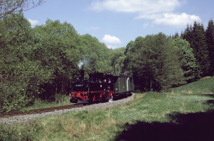 99&nbsp;1590 mit Personenzug hinter Schlössel, am 25.05.2001